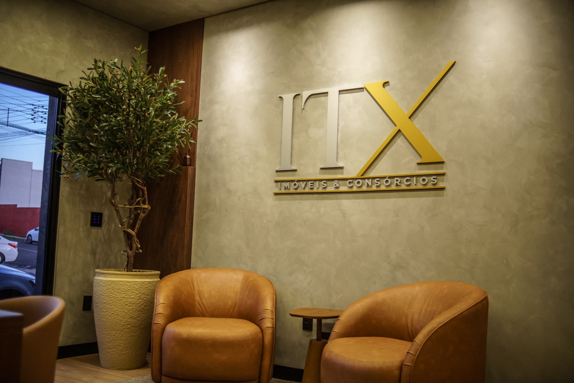 Logotipo ITX na parede da recepção